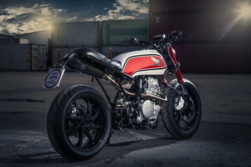 Honda NX650 Dominator Cafe Ricycles Tre Quarti Posteriore