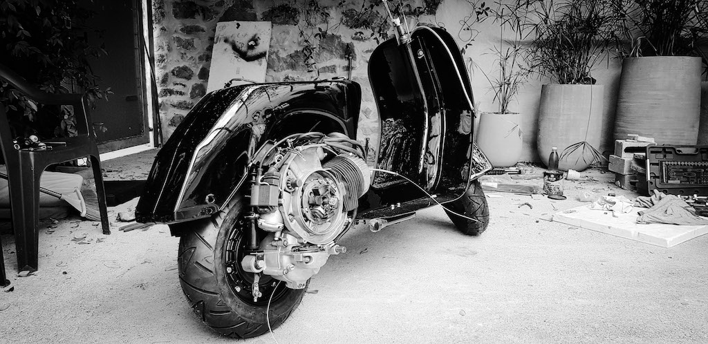 Vespa Black Custom 16