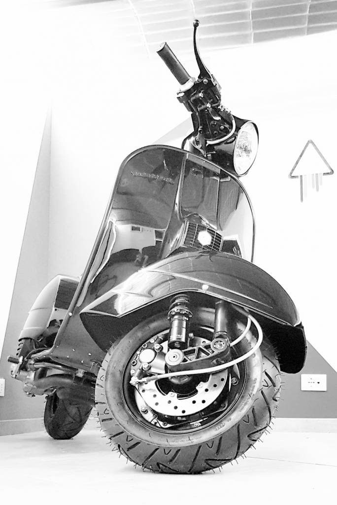 Vespa Black Custom 18