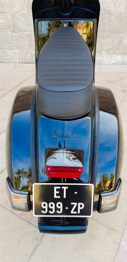 Vespa Black Custom 20