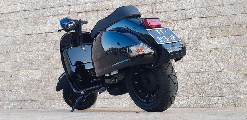 Vespa Black Custom 23