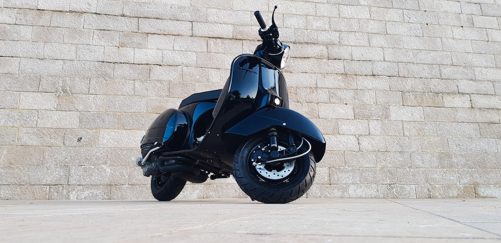 Vespa Black Custom 3